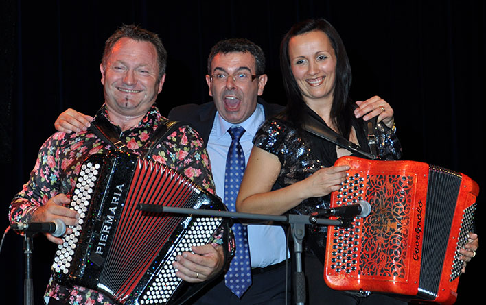 Stéphanie Rodriguez avec l'accordéoniste Zinzin