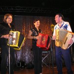 Stéphanie Rodriguez sur scène avec André Verchuren et Alain Musichini