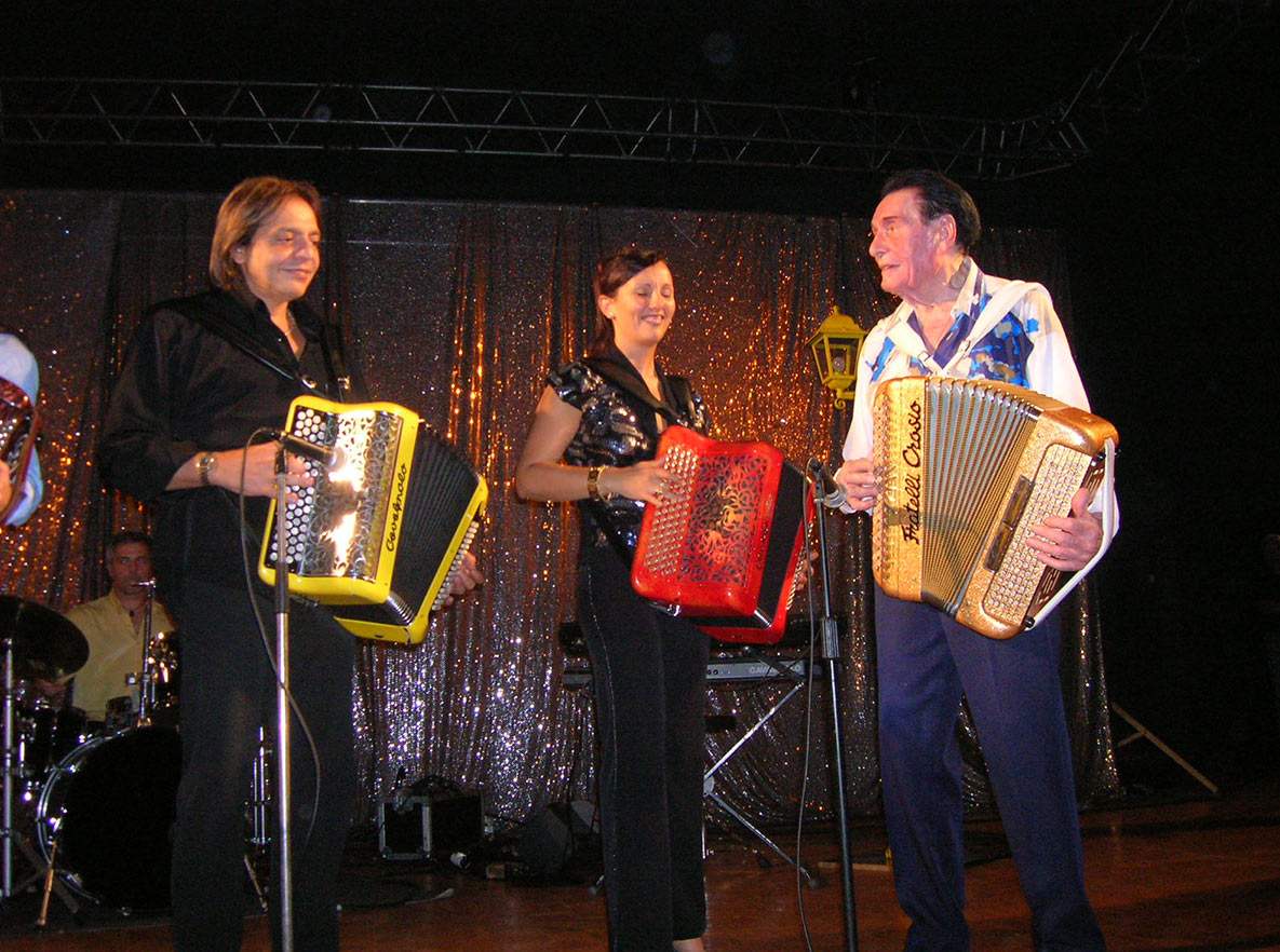 Stéphanie Rodriguez sur scène avec André Verchuren et Alain Musichini