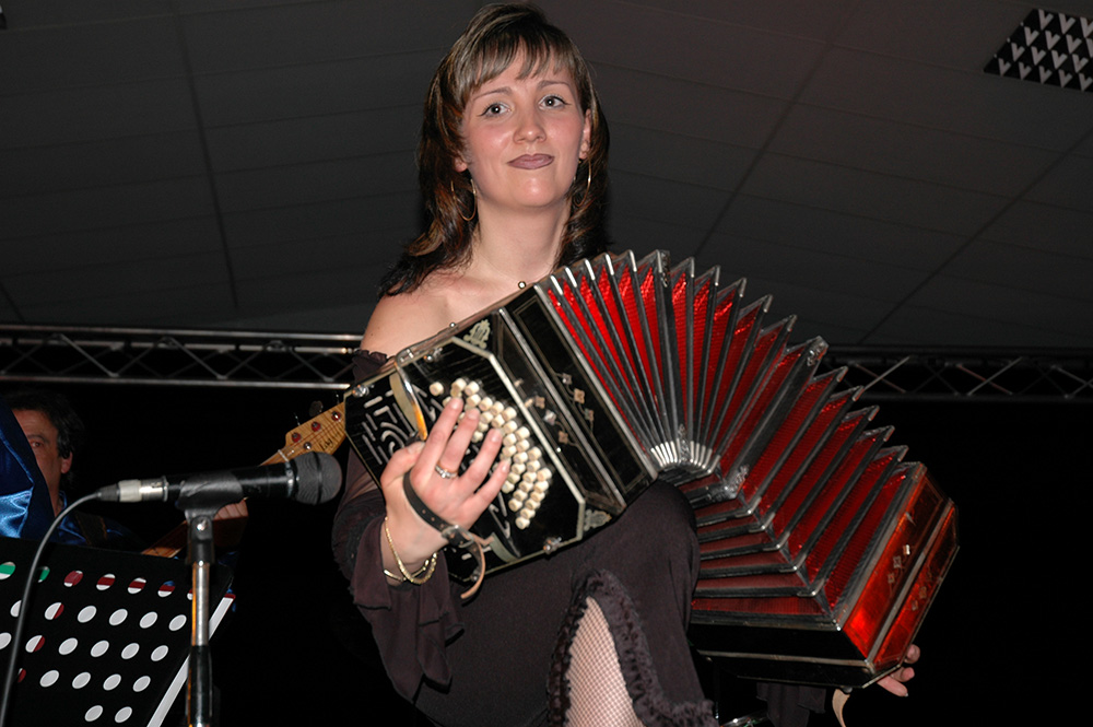 Stéphanie Rodriguez joue au bandonéon