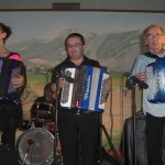 Stéphanie Rodriguez avec les accordéonistes Gilou et Jean Pierre Germain