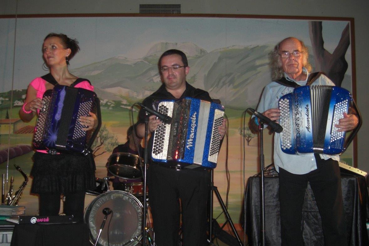 Stéphanie Rodriguez avec les accordéonistes Gilou et Jean Pierre Germain